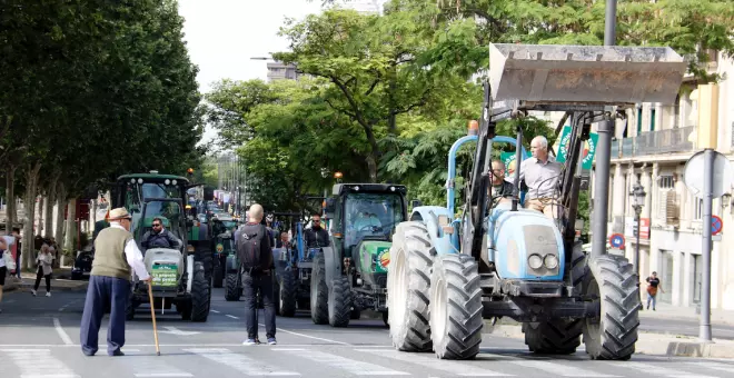 Desenes de tractors surten al carrer per exigir mesures per pal·liar els efectes de la sequera