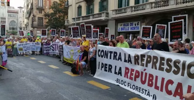 Centenars de persones tallen la Via Laietana de Barcelona contra la "comissaria de les tortures"