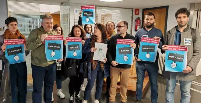 Maestros y sindicalistas gallegos se encierran en la Xunta para protestar contra la política educativa del PP