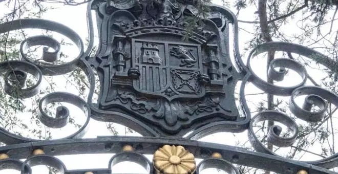 Patrimonio Nacional retira los escudos franquistas que coronaban la verja de acceso al palacio de El Pardo