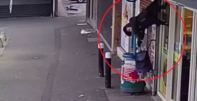 Una señora se hace viral en medio mundo tras acabar en el aire enganchada en la persiana de un supermercado