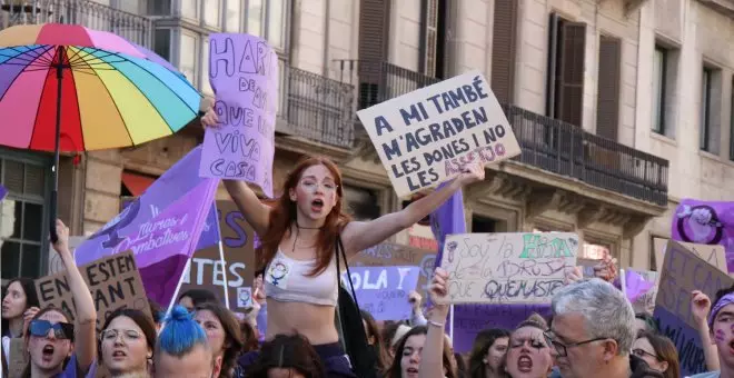 Milers de dones surten al carrer per reivindicar el feminisme i la seva llibertat