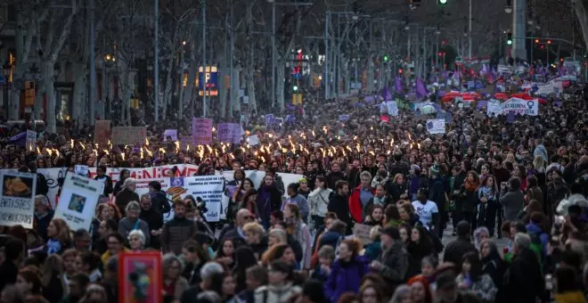 Desenes de milers de persones omplen el centre de Barcelona d'un clam contra les opressions del patriarcat