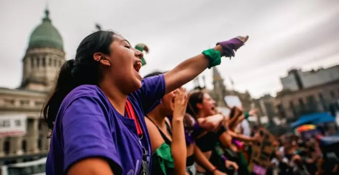 Miles de mujeres retoman en Argentina las calles contra Milei