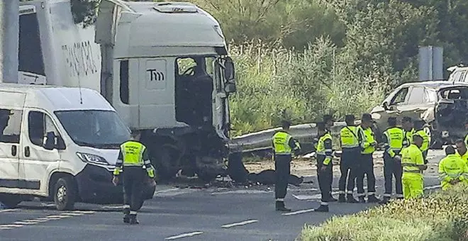 Seis muertos, dos de ellos guardias civiles, al ser arrollados por un camión que se saltó un control de tráfico en Sevilla
