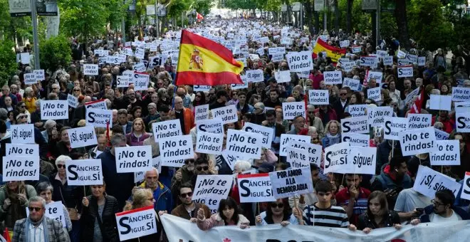Miles de personas se manifiestan en Madrid en defensa de Pedro Sánchez y de la democracia